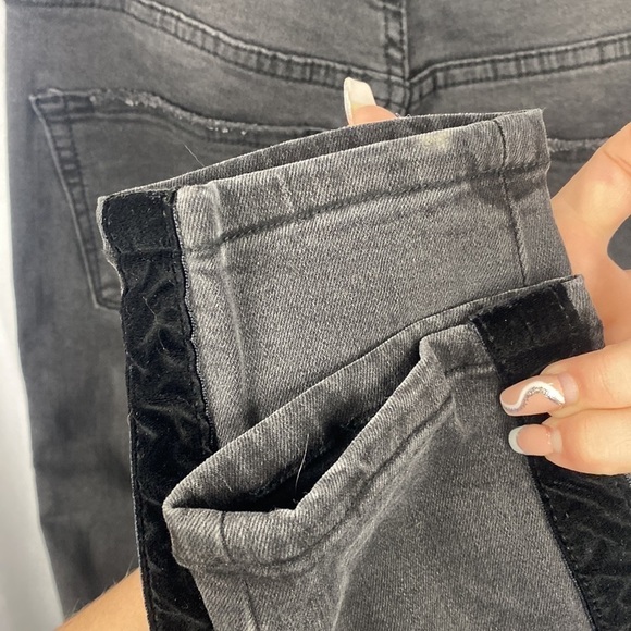 NEON BLONDE Bella Black Velvet Magic Sky High-Rise Skinny Jean - Size 26 - Picture 11 of 11